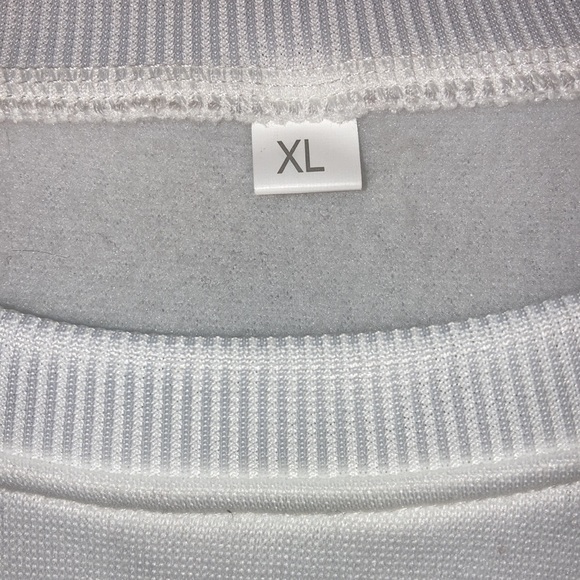 🔥NWOT Cute White Sweatshirt w/ leopard print heart - Picture 4 of 9